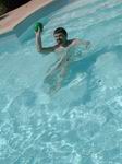Nico dans la piscine de Charlotte